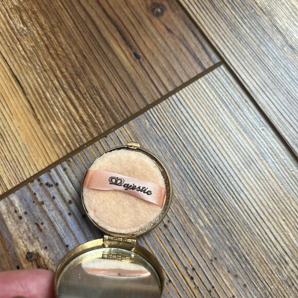 Majestic Face Powder Compact 1940s Round Signed Puff USA Brass Engine Turned - Picture 3 of 7